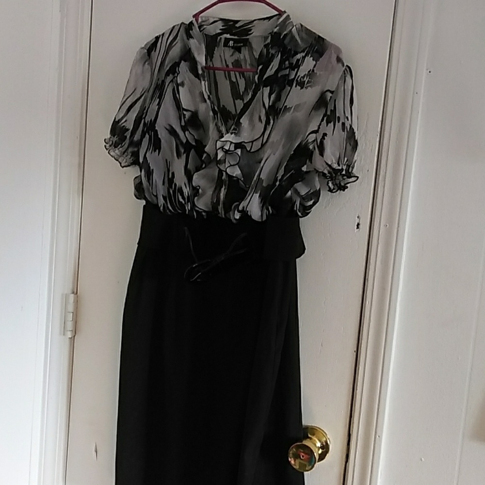 Very nice dress with belt and black slip attached